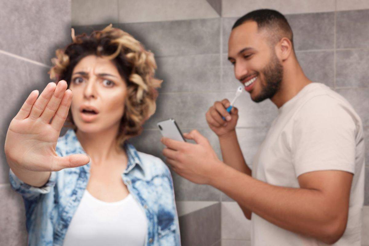 uomo sorridente che usa smartphone mentre lava i denti e donna spaventata che fa stop con le mani