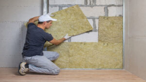 operaio installa cappotto termico