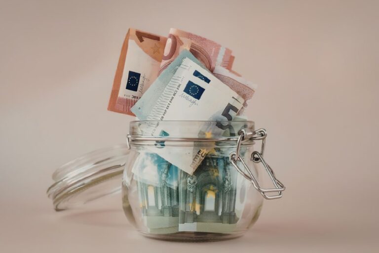 barattolo di vetro con soldi dentro