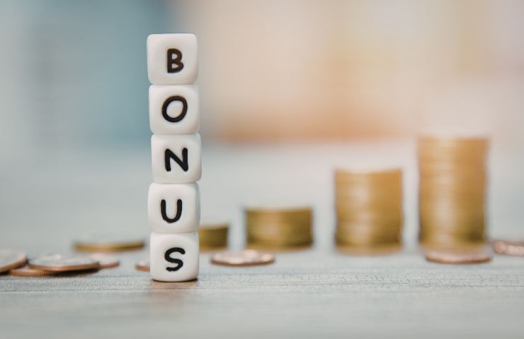 scritta bonus e spiccioli sullo sfondo