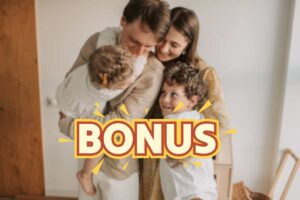 famiglia che si abbraccia e scritta bonus