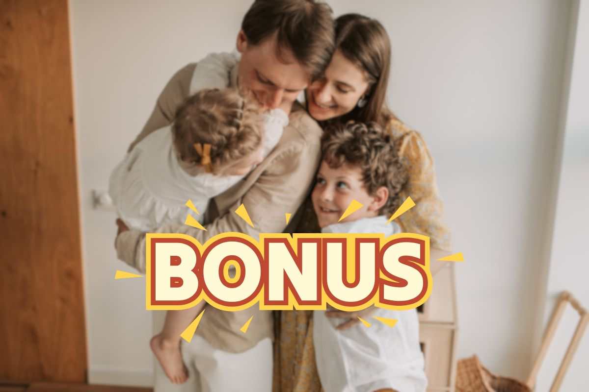 famiglia che si abbraccia e scritta bonus