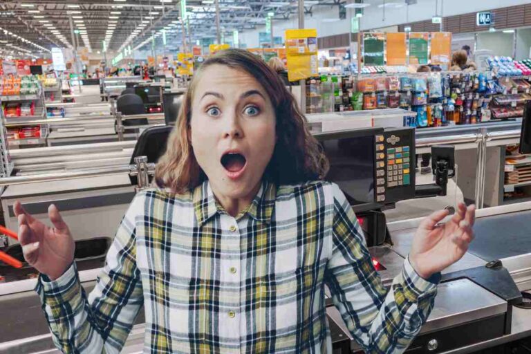 casse di un supermecato e donna stupita