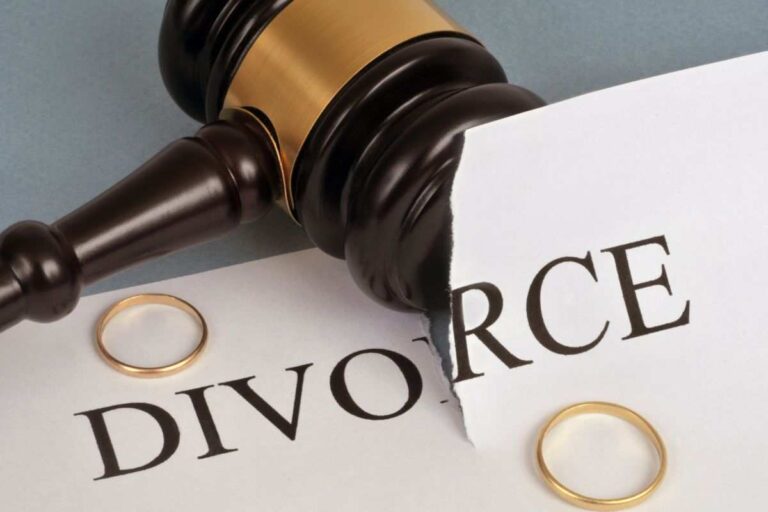 martelletto, scritta divorzio e fedi nuziali