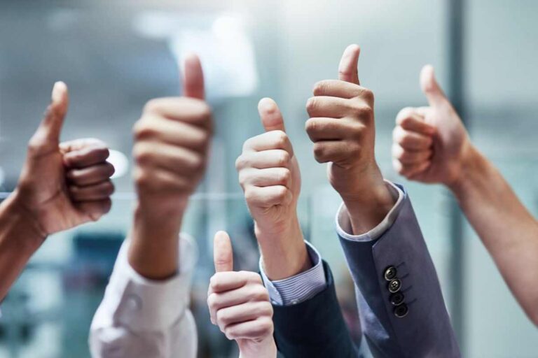 persone con pollice alzato