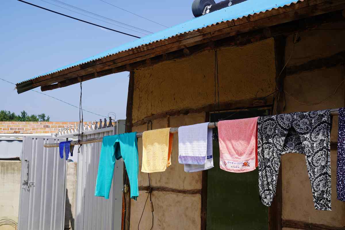 panni stesi sul balcone comune