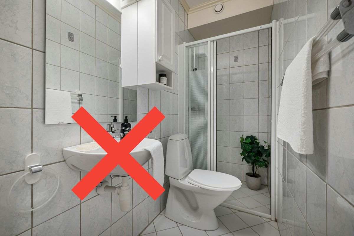 bagno classico con x rossa su lavandino