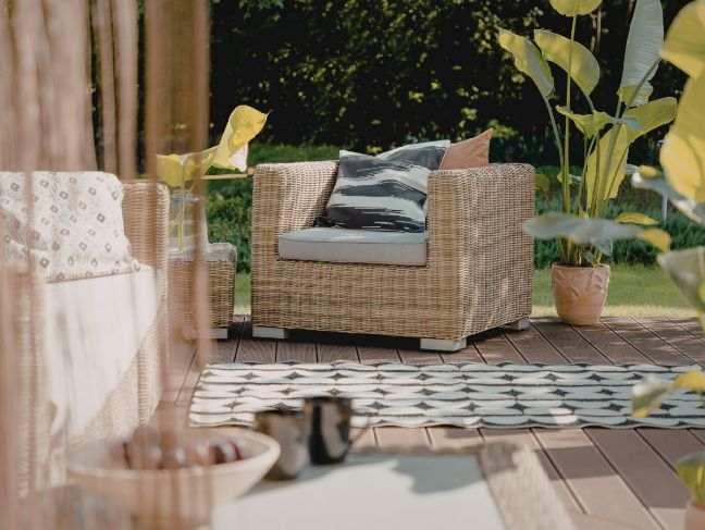 spazio esterno arredato con sedie in rattan