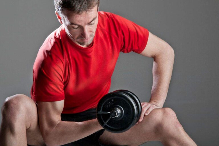 uomo che alza pesi