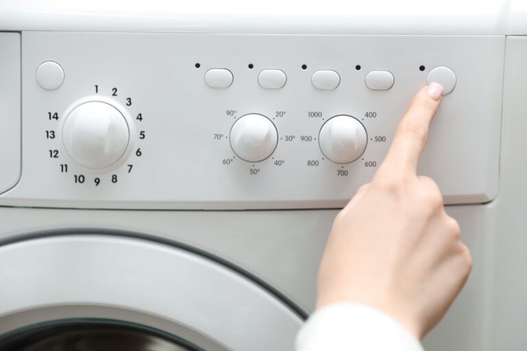 donna preme pulsante lavatrice